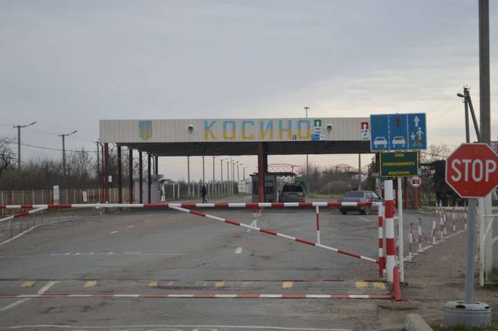 Півтора десятка автомобілів по обіді можна було спостерігати лише у КПП