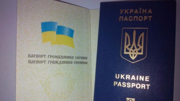 Сотни тысяч владельцев двух паспортов боятся повторить судьбу нардепа Артеменко, у которого забирают украинское подданство.
