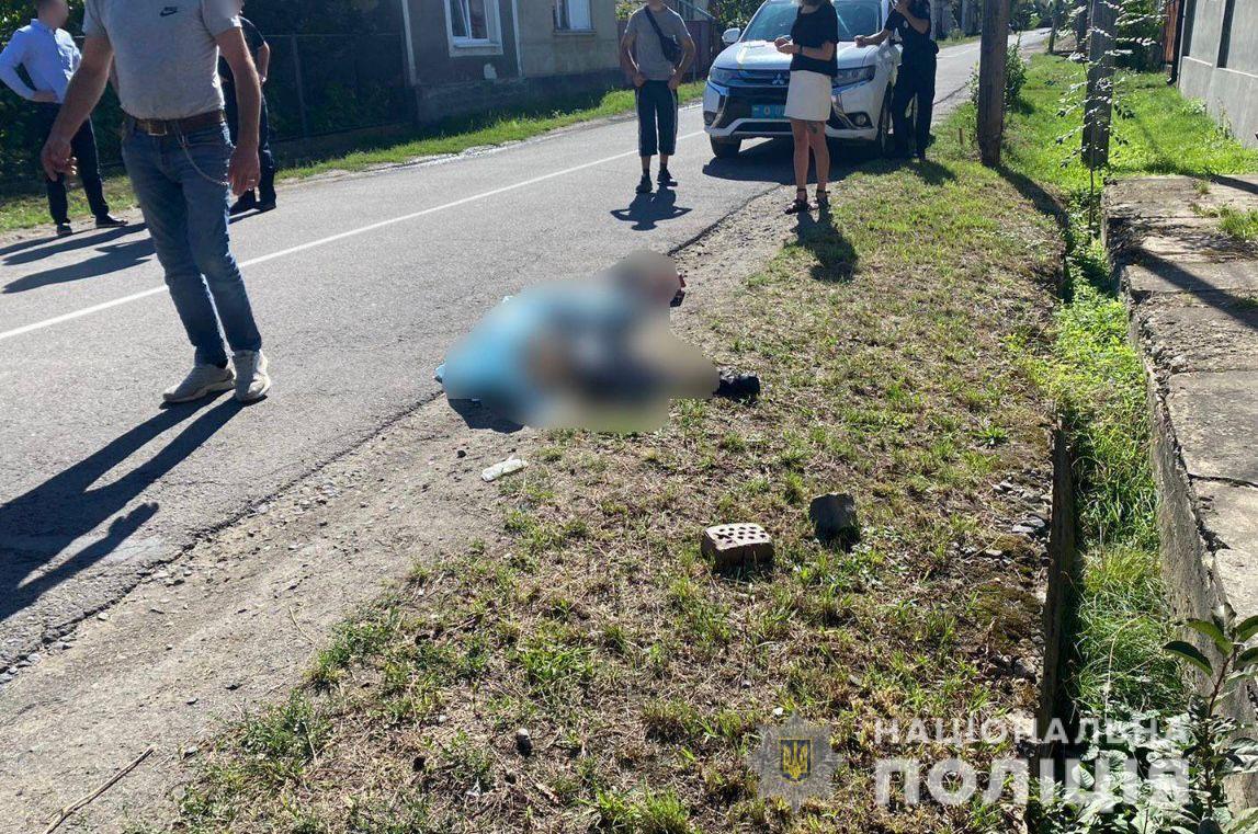 Закарпатські поліцейські затримали водія вантажівки, який скоїв смертельну ДТП в Мукачеві та втік з місця події

