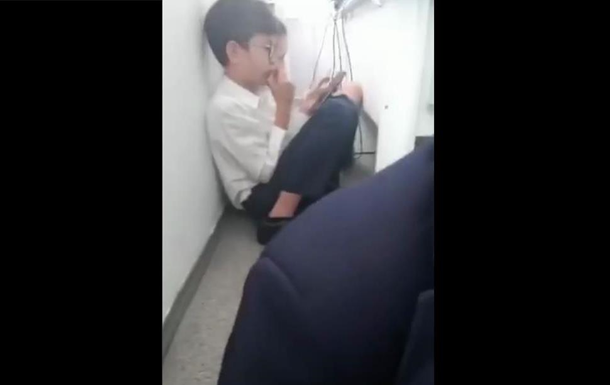 Учні казанської школи зняли відео того, що відбувається в класі під час збройного нападу на школу.
