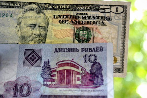 Населення Білорусі теж кинулося скуповувати валюту