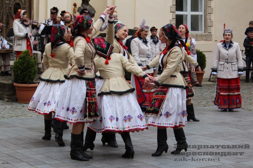 Яркое народное шоу сегодня, 30 апреля, состоялось в областном центре Закарпатья.