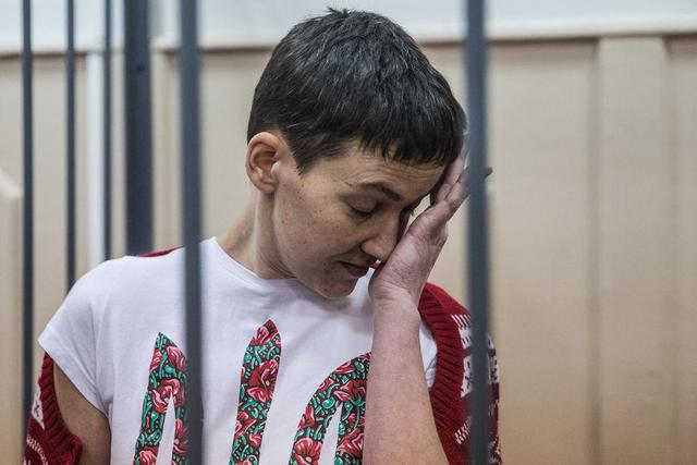 Надія Савченко, українська льотчиця, яка стала на батьківщині національною героїнею, засуджена російським судом до 22 років ув'язнення.