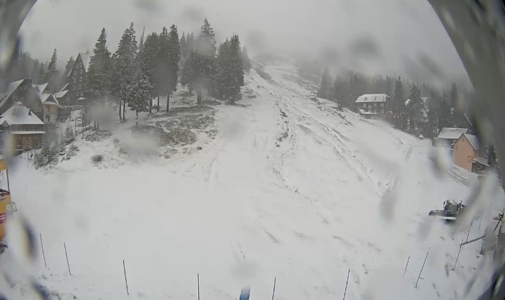 На популярному закарпатському гірськолижному курорті Драгобрат пішов сніг.

