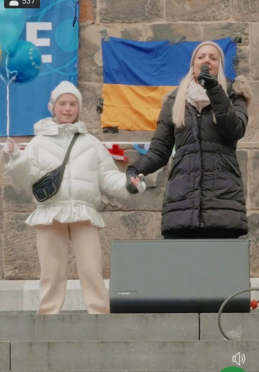 Німецька співачка посеред вулиці виконала українську народну пісню "Ой у лузі червона калина..." (ВІДЕО)