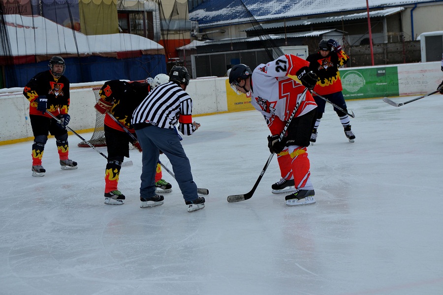 Чемпионат Закарпатья по хоккею продолжается. Баталии на льду становятся все горячее.