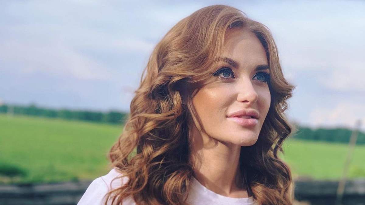 Популярна українська співачка Слава Камінська потішила прихильників новим еротичним фото. 