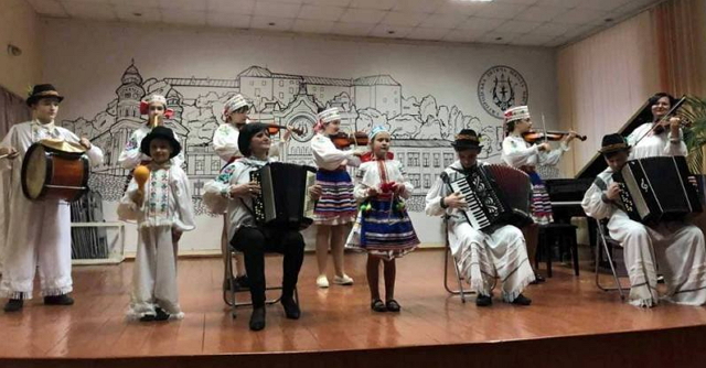 В Ужгородській дитячій школі мистецтв до 8 Березня щороку завжди дуже готуються і відзначають це свято з великою радістю.