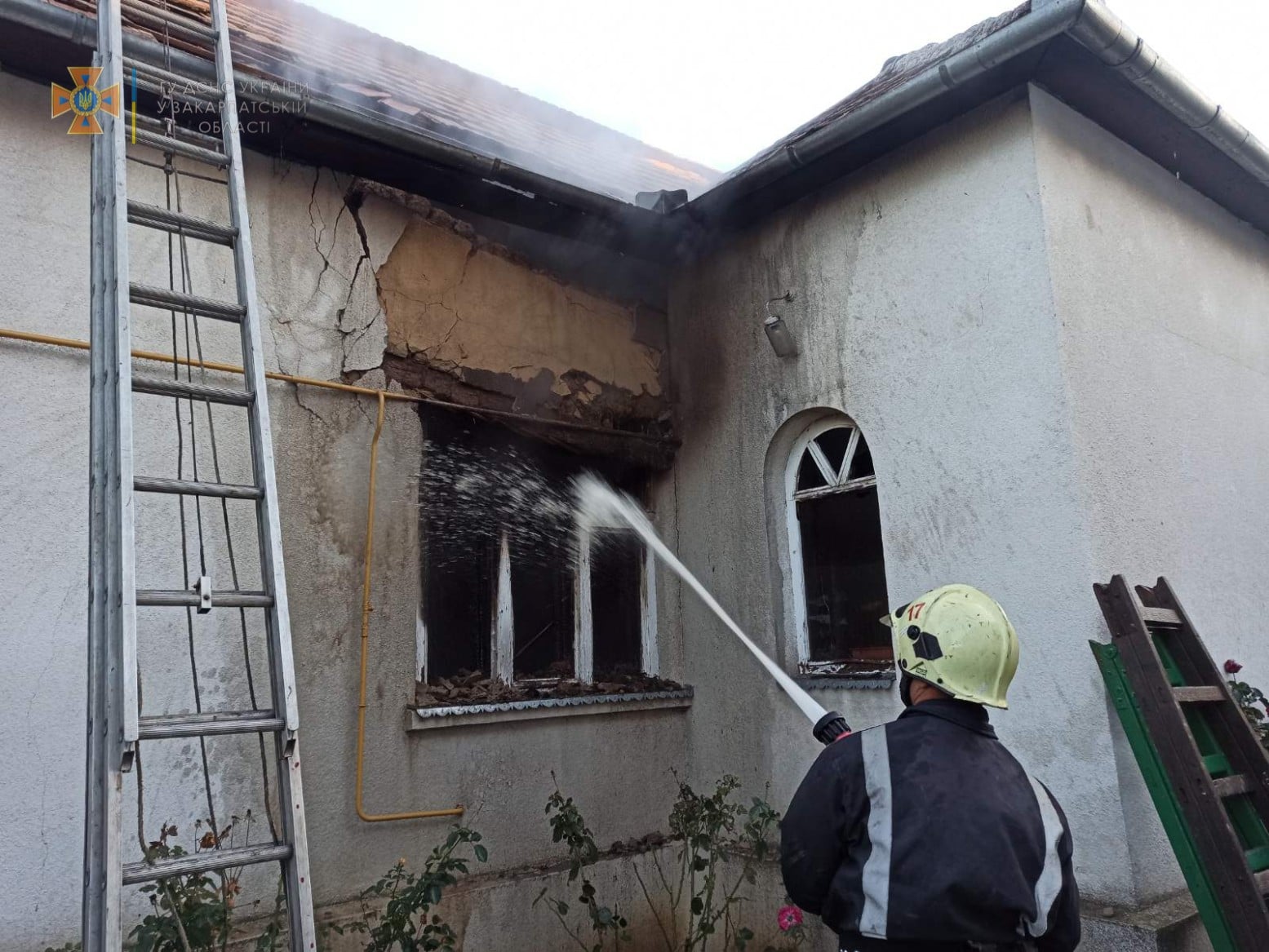 Пожарные эвакуировали хозяина дома и спасли его дом от разрушения.