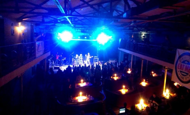 У ужгородському нічному клубі «Фантом» триває концерт культового українського письменника Сергія Жадана разом з музичним проектом «Собаки в космосі».
