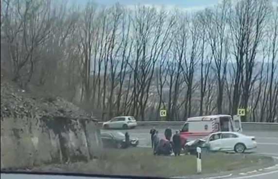 Видео с места аварии опубликовали очевидцы в Facebook.