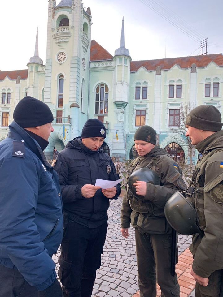 У Мукачеві патрулюють поліцейські та нацгвардійці.