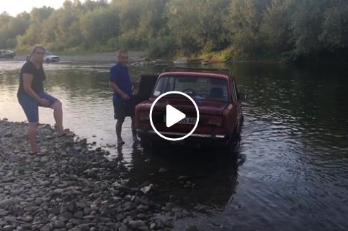На Свалявщине граждане решили помыть свой автомобиль в реке Латорица.