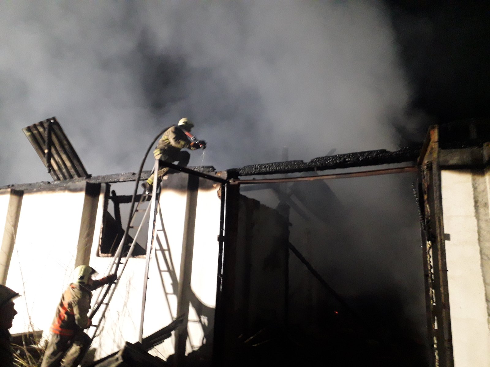 Виноградівські рятувальники загасили пожежу у господарській споруді.