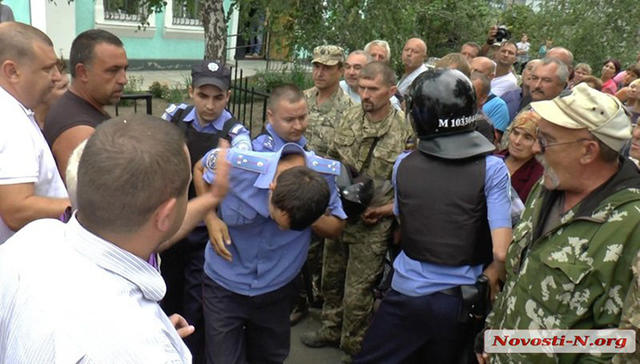 Самосуд над поліцейськими через вбивство місцевого жителя влаштували на Миколаївщині.