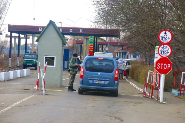 Проти митників ПП "Вилок", які пропустили через кордон братів Суркісів, порушили кримінальну справу