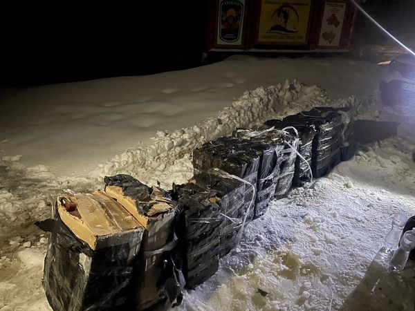 У прикордонній смузі охоронці кордону виявили позашляховик та тютюнову контрабанду, яку правопорушники мали намір переправити через українсько-румунський кордон. 
