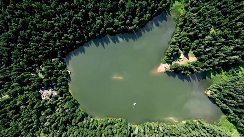 Неймовірний краєвид озера Синевир влітку.