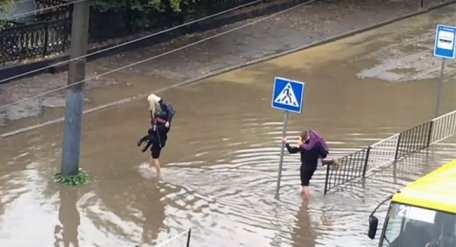 Во Львове полицейские на руках выносили пассажиров маршрутки / ВИДЕО