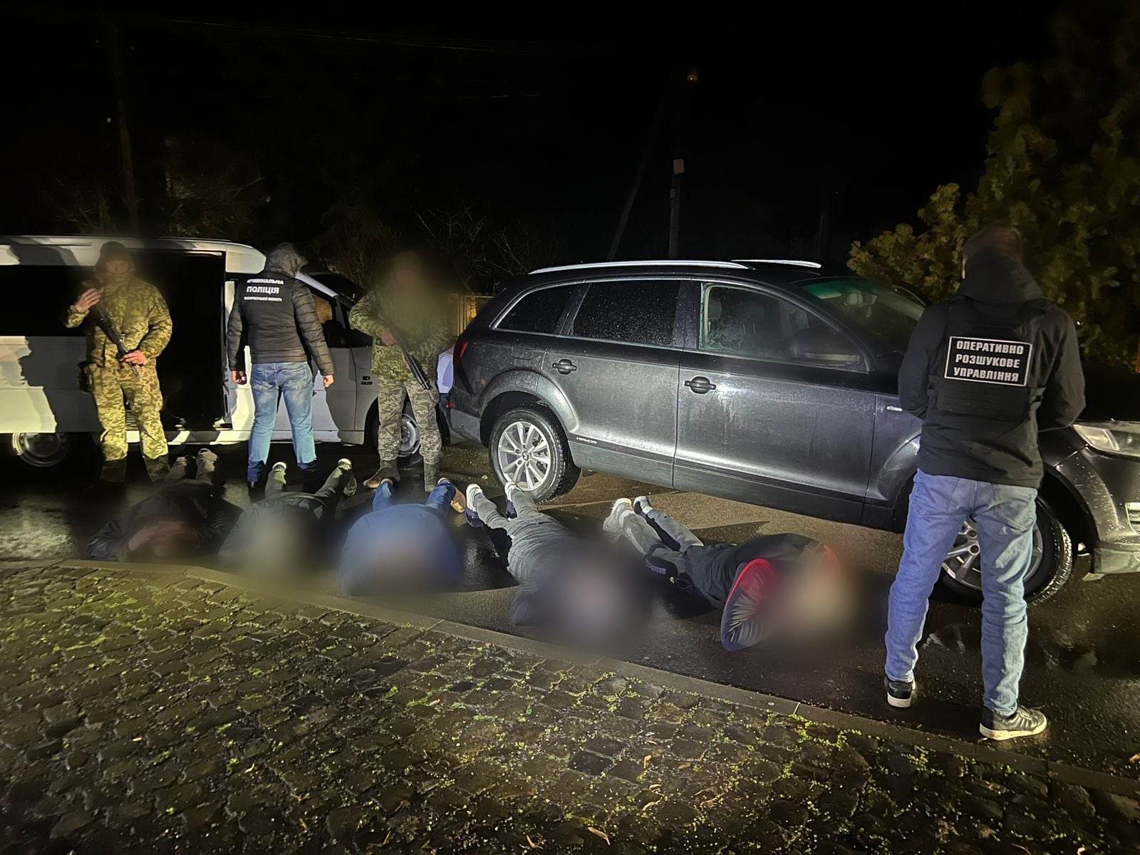 Шістьох осіб, які мали намір незаконно перетнути державний кордон з Румунією, затримали учора ввечері прикордонники відділення «Солотвино» Мукачівського прикордонного загону.