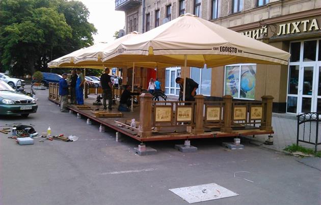 Муніципальна поліція Ужгорода проводить перевірки літніх терас, щоб усі вони мали відповідні документи, належний вигляд і були погоджені з міською владою.