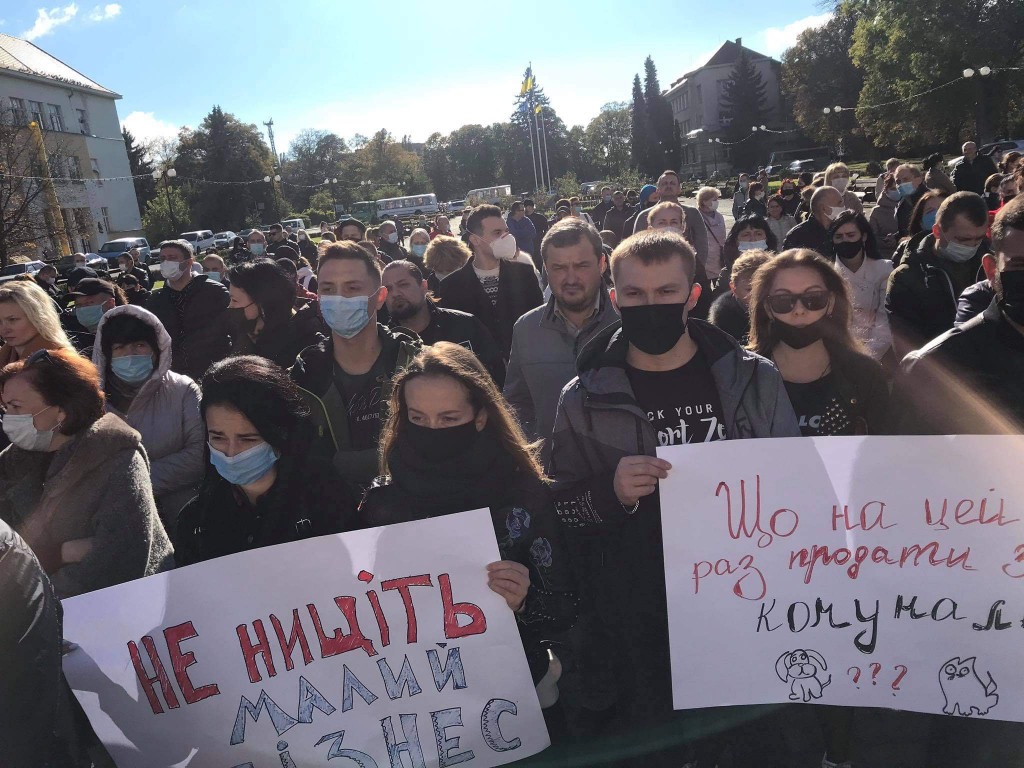 Більше 300 підприємців з Ужгорода та Ужгородського району вийшли на мітинг до стін обласної ради. 