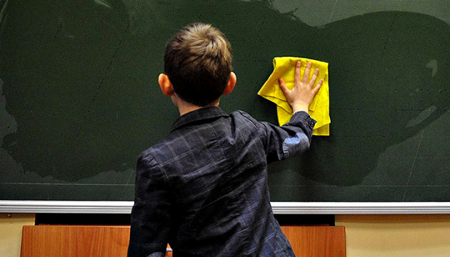 Із 19 жовтня школи Ужгорода переходять на дистанційне навчання. А з 26 жовтня в міських закладах освіти розпочнуться осінні канікули.
