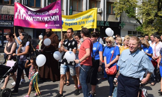 Сьогодні в Ужгороді у рамках відзначення Міжнародного дня захисту дітей відбулася хода на захист сімейних цінностей. Організатором виступила Духовна Рада міста.
