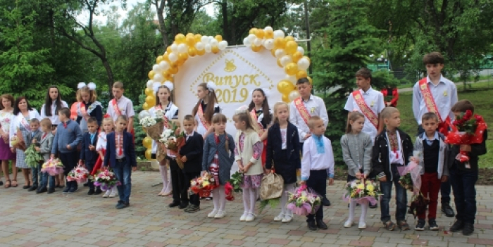 Для майже сотні учнів Пацканівської загальноосвітньої школи І-ІІ ступеня на Ужгородщині пролунав учора останній дзвінок.