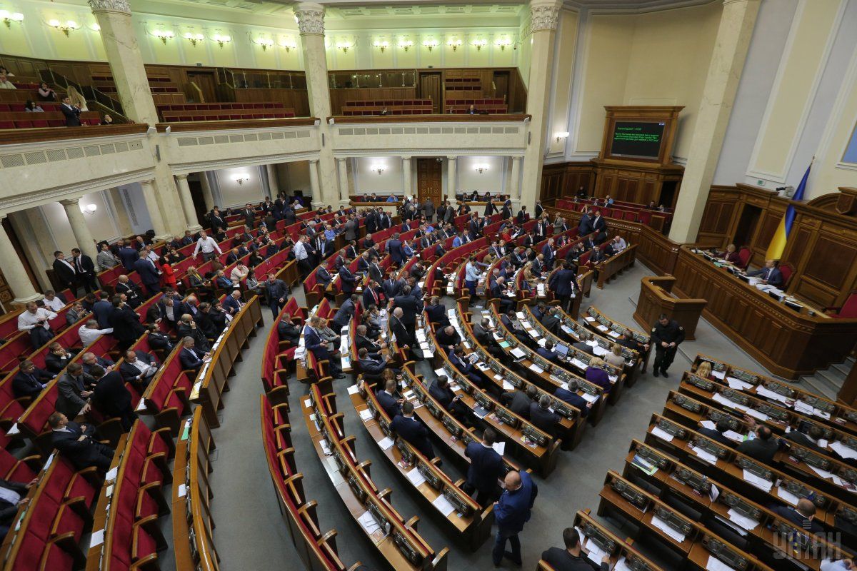 Законом запроваджується особливий порядок місцевого самоврядування в окремих районах Донецької та Луганської областей. 
