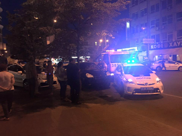 В Одессе столкнулись автомобиль полиции и Porsche - полицейский пострадал а женщина-водитель сбежала