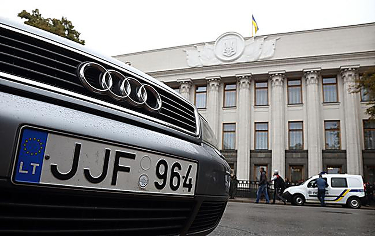 Сьогодні, 23 листопада, Петро Порошенко підписав законопроекти №8487 і №8488 про розмитнення автомобілів на єврономерах.
