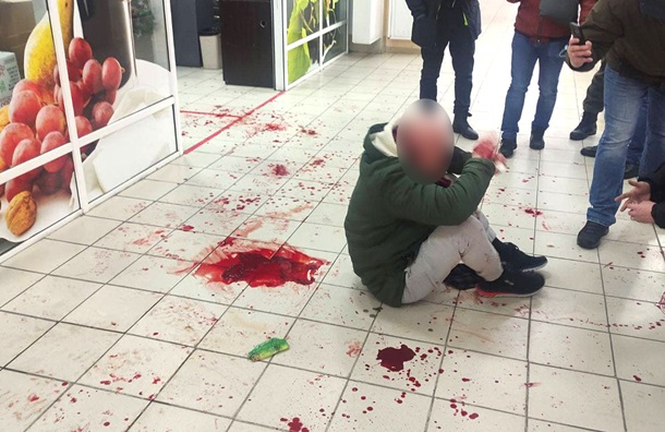 У торговому центрі виник конфлікт між відвідувачами. Один із учасників завдав ножових поранень двом чоловікам.
