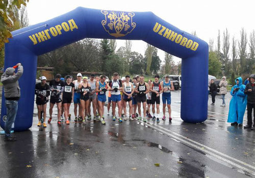 Команди з дев’яти областей України, а також гості з Латвії та Угорщини виборювали медалі на дистанціях 10 км, 5 км, 3 км та 2 км серед різних вікових груп.

