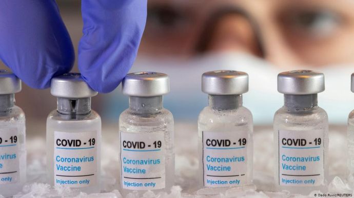 В Україні дозволили введення другої бустерної дози вакцини людям віком від 60 років, а також людям віком 18-59 років із хворобами, які підвищують ризик важкого перебігу COVID-19.