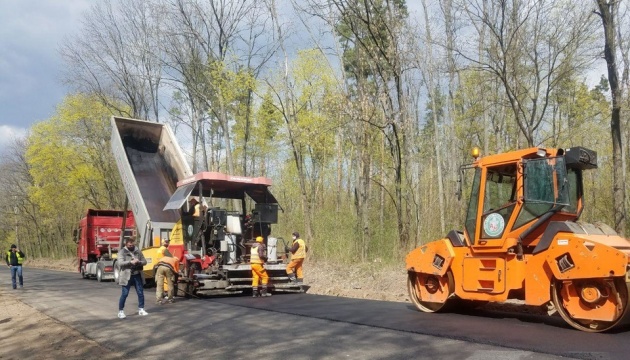 На Закарпатті за президентською програмою «Велике будівництво» ремонтують дорогу М-25 КПП «Соломоново» – Велика Добронь – Яноші, яка проходить вздовж українсько-угорського кордону.