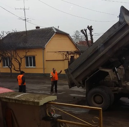 В мережі Фейсбук оприлюднили відео з ремонтом вулиці у Вилоку.