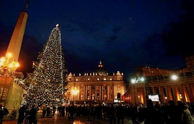 За традицією, щороку площу Святого Петра у Вічному місті прикрашає новорічна ялинка з іншої країни.