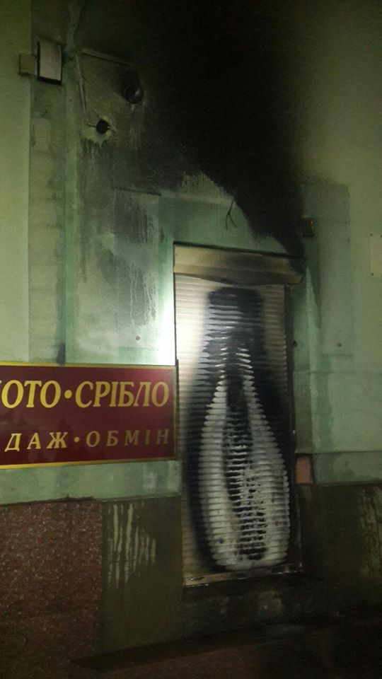 Ночью в центре Мукачево возле ТЦ «Ежедневно» патрульные полицейские заметили пожар при входе в один из ювелирных магазинов.