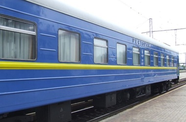 Потяг «Одеса-Ужгород» смертельно травмував жінку. 41-річна працівниця станції Підбірці померла під час операції у лікарні.
