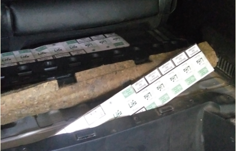 Вчера в пункте пропуска «Тиса» пограничники Чопского отряда совместно с сотрудниками таможни в автомобиле венгра обнаружили 800 пачек контрабандного табака.