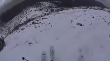 Карпатские горы только-только покрыло снегом, а украинские экстремалы уже успели сделать первый спуск с самой высокой вершины - горы Говерлы.