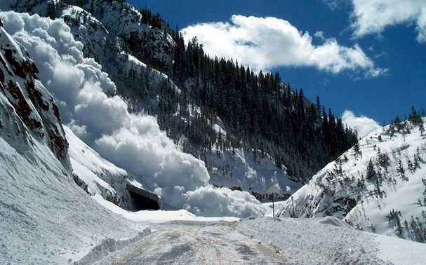 Після снігопадів і хуртовин у Карпатах на Різдво, 7 січня, очікують сходження лавин. Рятувальники оголосили третій рівень лавинної небезпеки.
