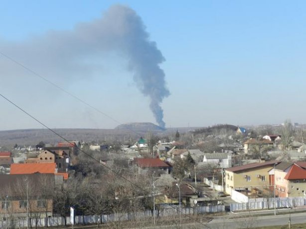 Над Донецьком піднявся великий стовп диму 