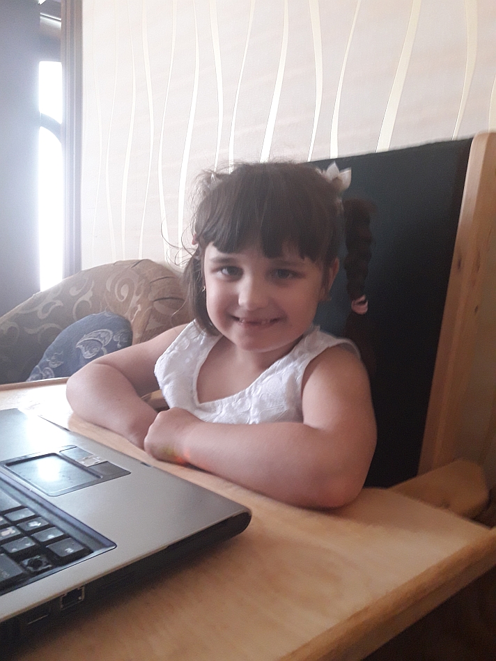 Маленькая жительница села Подвиноградов Копылец Оля родилась с диагнозом ДЦП и в свои 7 лет, девочка еще не сделала ни одного шага!