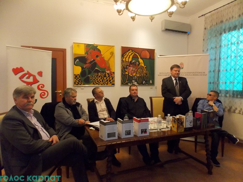 Заінтересований діалог відбувся в угорському консульстві міста, яке разом із громадською організацією “Про культура Субкарпатіка” й організували даний захід.