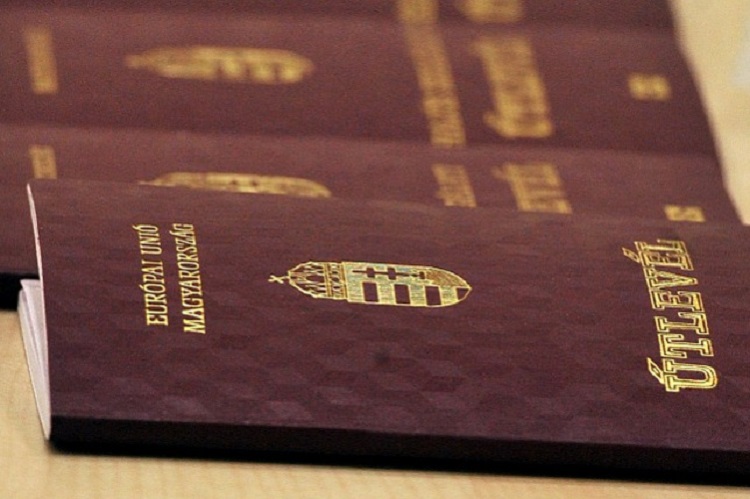 За різними даними, у тому числі угорськими, на Закарпатті видано понад 100 тисяч угорських паспортів.


