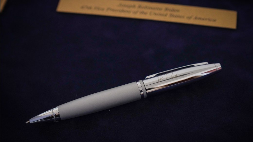 В Украине объявили благотворительный аукцион по продаже личной ручки президента США Джо Байдена.