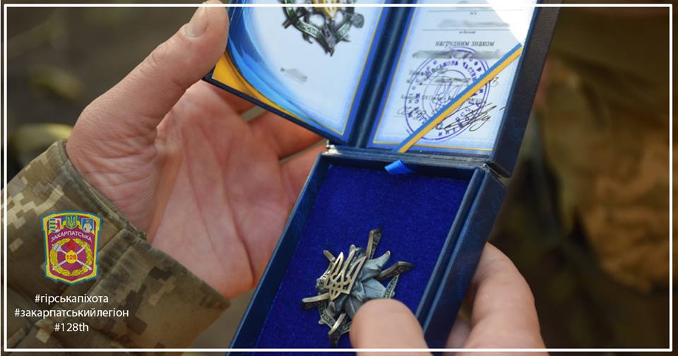 Командир бригади особисто нагородив гірських піхотинців нашою почесною відзнакою. 