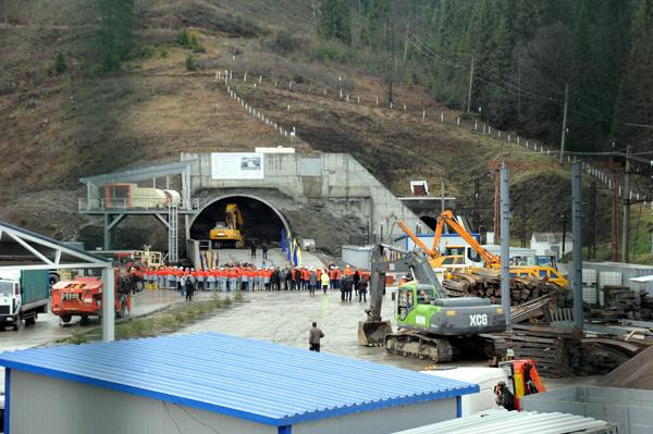 Йдеться про новий двоколійний тунель, якого було пробито в одній із карпатських вершин на Бескидському перевалі – на ній проходить межа поміж Львівщиною і Закарпаттям.